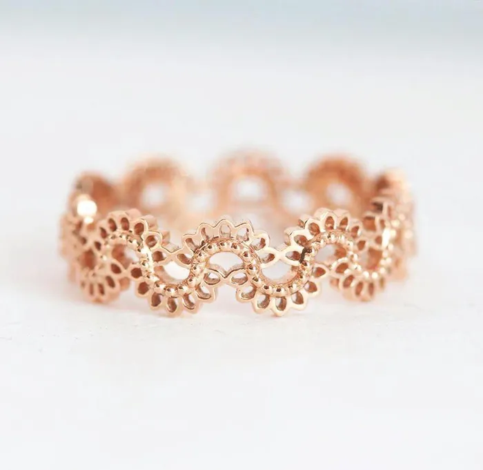 Capucinne Rings Iva Gold Lace Band Lace Wedding Band